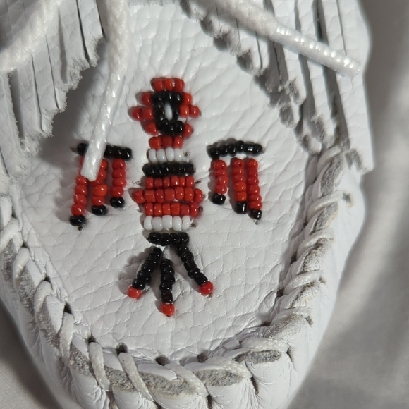 NEW Minnetonka White Moccasins with Red Accents - Picture 12 of 16
